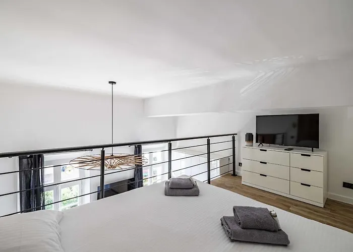 Quiet Apartment - Parking And Secure Residence